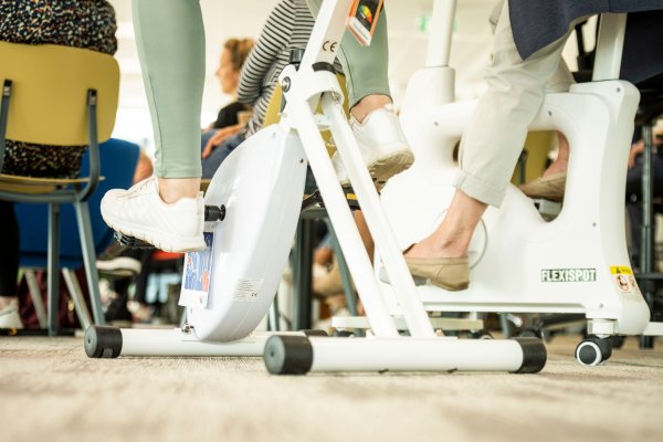 Hometrainer op je werkplek.